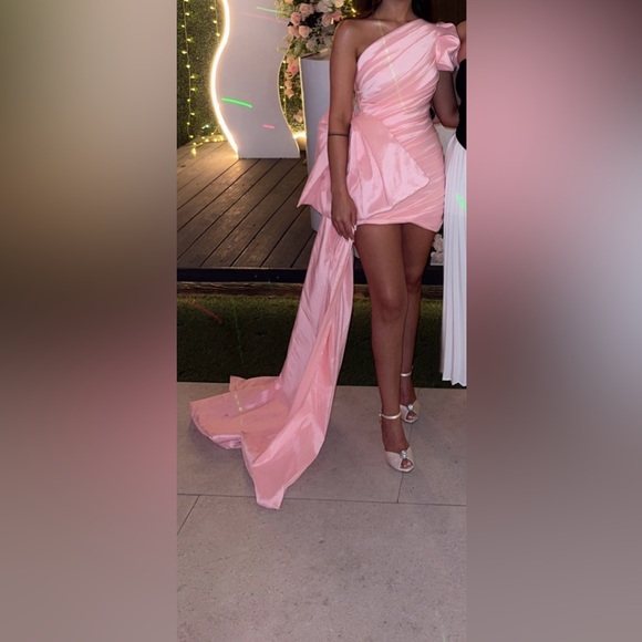 Elegant Pink Gown with Train - Picture 1 of 3